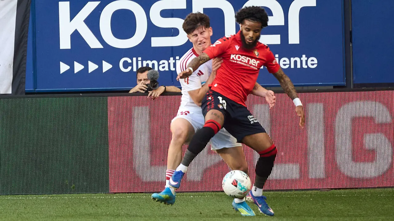 Joaqu&iacute;n Mart&iacute;nez Oso (36. Sevilla FC) y Valentin Rosier (19. CA Osasuna) durante el partido de La Liga EA Sports entre CA Osasuna y Sevilla FC disputado en el estadio de El Sadar en Pamplona. I&Ntilde;IGO ALZUGARAY
