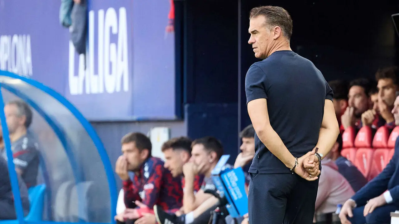 Luis Garc&iacute;a (entrenador Sevilla FC) durante el partido de La Liga EA Sports entre CA Osasuna y Sevilla FC disputado en el estadio de El Sadar en Pamplona. I&Ntilde;IGO ALZUGARAY