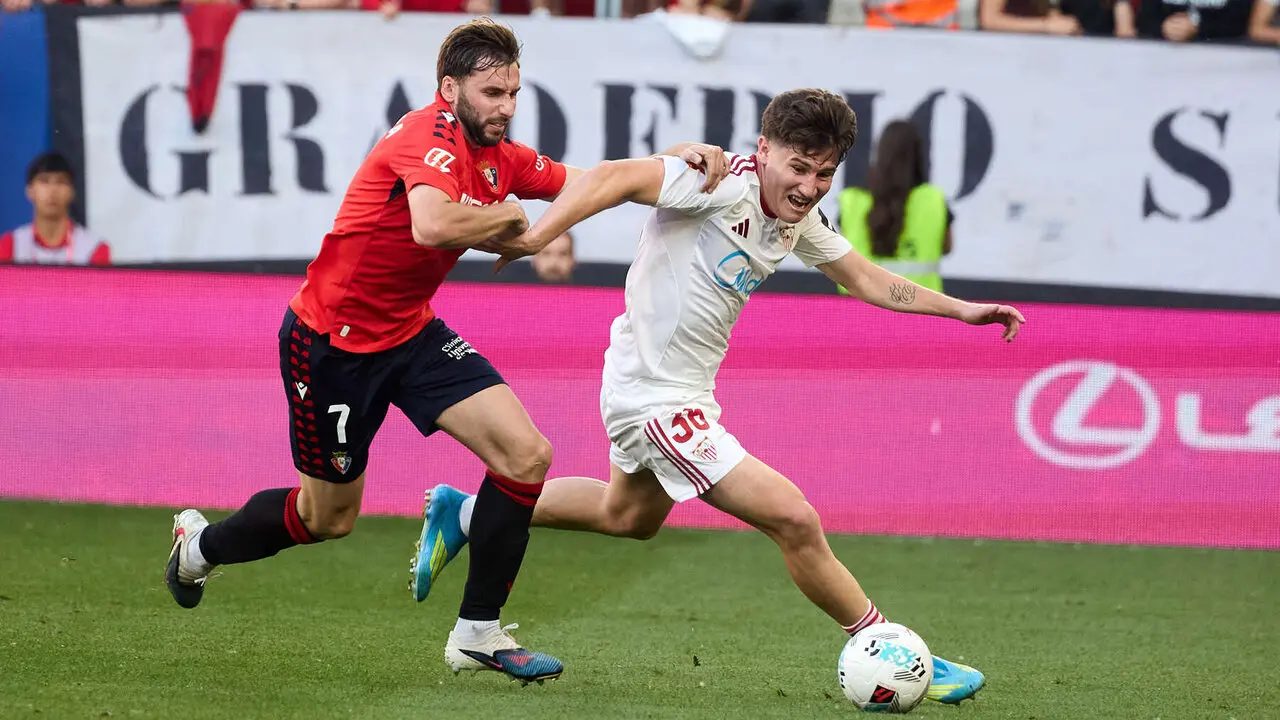 Jon Moncayola (7. CA Osasuna) y Joaqu&iacute;n Mart&iacute;nez Oso (36. Sevilla FC) durante el partido de La Liga EA Sports entre CA Osasuna y Sevilla FC disputado en el estadio de El Sadar en Pamplona. I&Ntilde;IGO ALZUGARAY