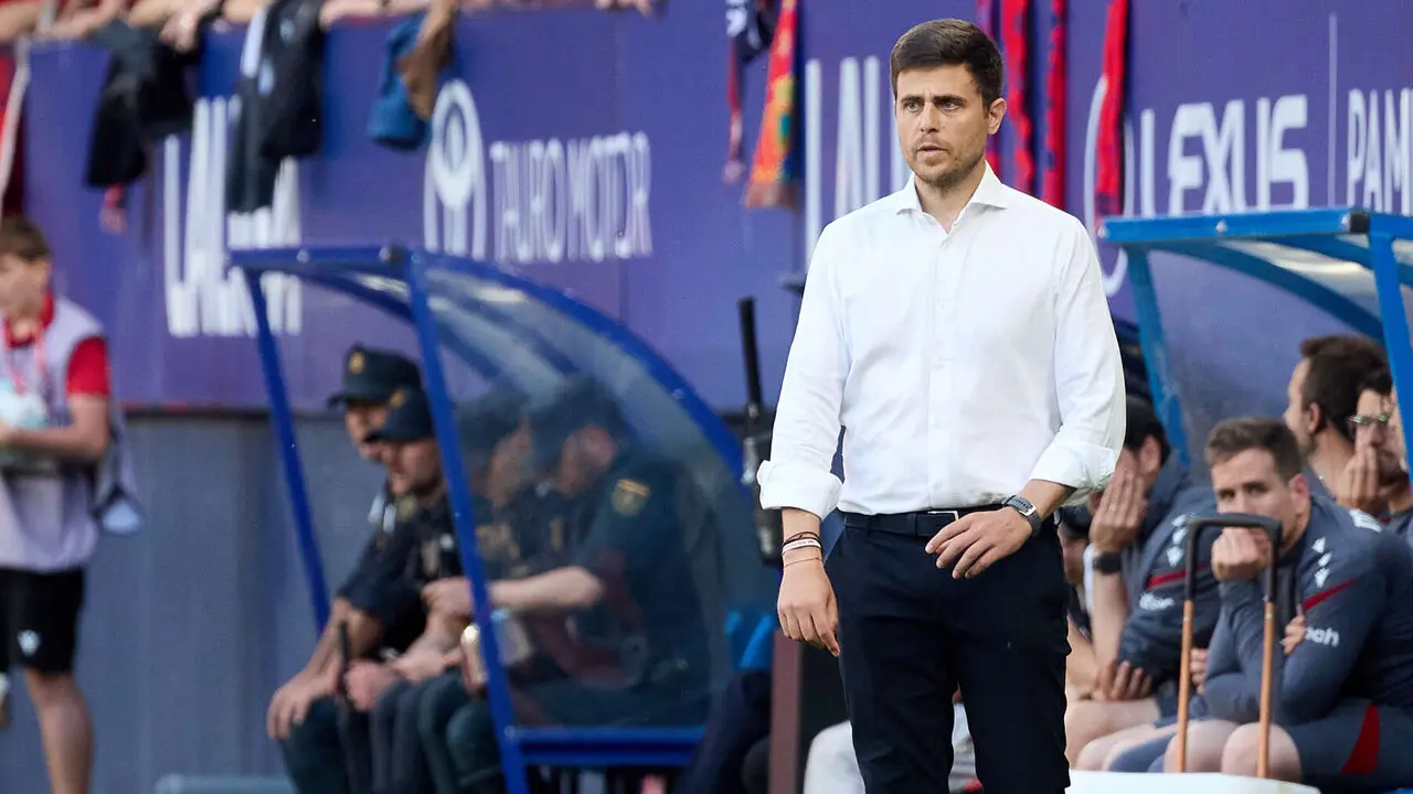 Alessio Lisci (entrenador CA Osasuna) durante el partido de La Liga EA Sports entre CA Osasuna y Sevilla FC disputado en el estadio de El Sadar en Pamplona. I&Ntilde;IGO ALZUGARAY
