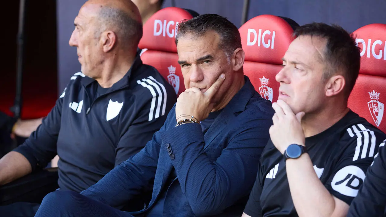 Luis Garc&iacute;a (entrenador Sevilla FC) durante el partido de La Liga EA Sports entre CA Osasuna y Sevilla FC disputado en el estadio de El Sadar en Pamplona. I&Ntilde;IGO ALZUGARAY