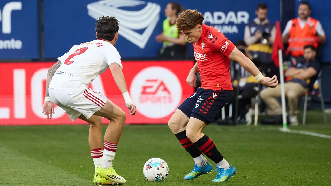Jos&eacute; &Aacute;ngel Carmona (2. Sevilla FC) y V&iacute;ctor Mu&ntilde;oz (21. CA Osasuna) durante el partido de La Liga EA Sports entre CA Osasuna y Sevilla FC disputado en el estadio de El Sadar en Pamplona. I&Ntilde;IGO ALZUGARAY