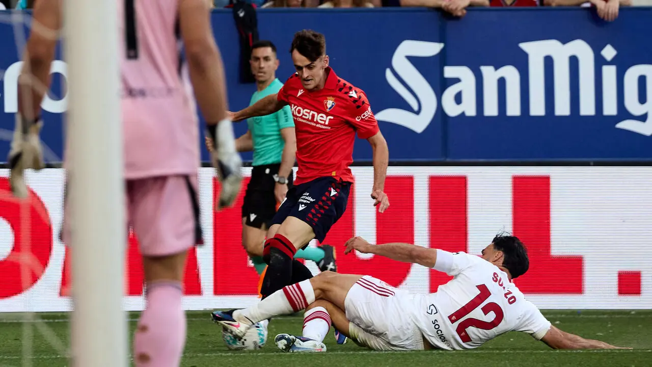 Aimar Oroz (10. CA Osasuna) y Gabriel Suazo (12. Sevilla FC) durante el partido de La Liga EA Sports entre CA Osasuna y Sevilla FC disputado en el estadio de El Sadar en Pamplona. I&Ntilde;IGO ALZUGARAY