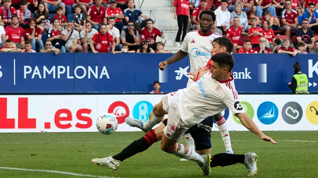 Lucien Agoum&eacute; (18. Sevilla FC), Ante Budimir (17. CA Osasuna) y Andr&eacute;s Castr&iacute;n (32. Sevilla FC) durante el partido de La Liga EA Sports entre CA Osasuna y Sevilla FC disputado en el estadio de El Sadar en Pamplona. I&Ntilde;IGO ALZUGARAY