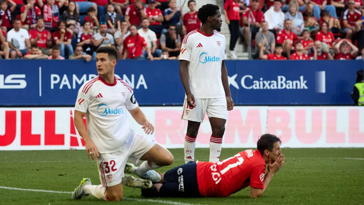 Andr&eacute;s Castr&iacute;n (32. Sevilla FC), Lucien Agoum&eacute; (18. Sevilla FC) y Ante Budimir (17. CA Osasuna) durante el partido de La Liga EA Sports entre CA Osasuna y Sevilla FC disputado en el estadio de El Sadar en Pamplona. I&Ntilde;IGO ALZUGARAY