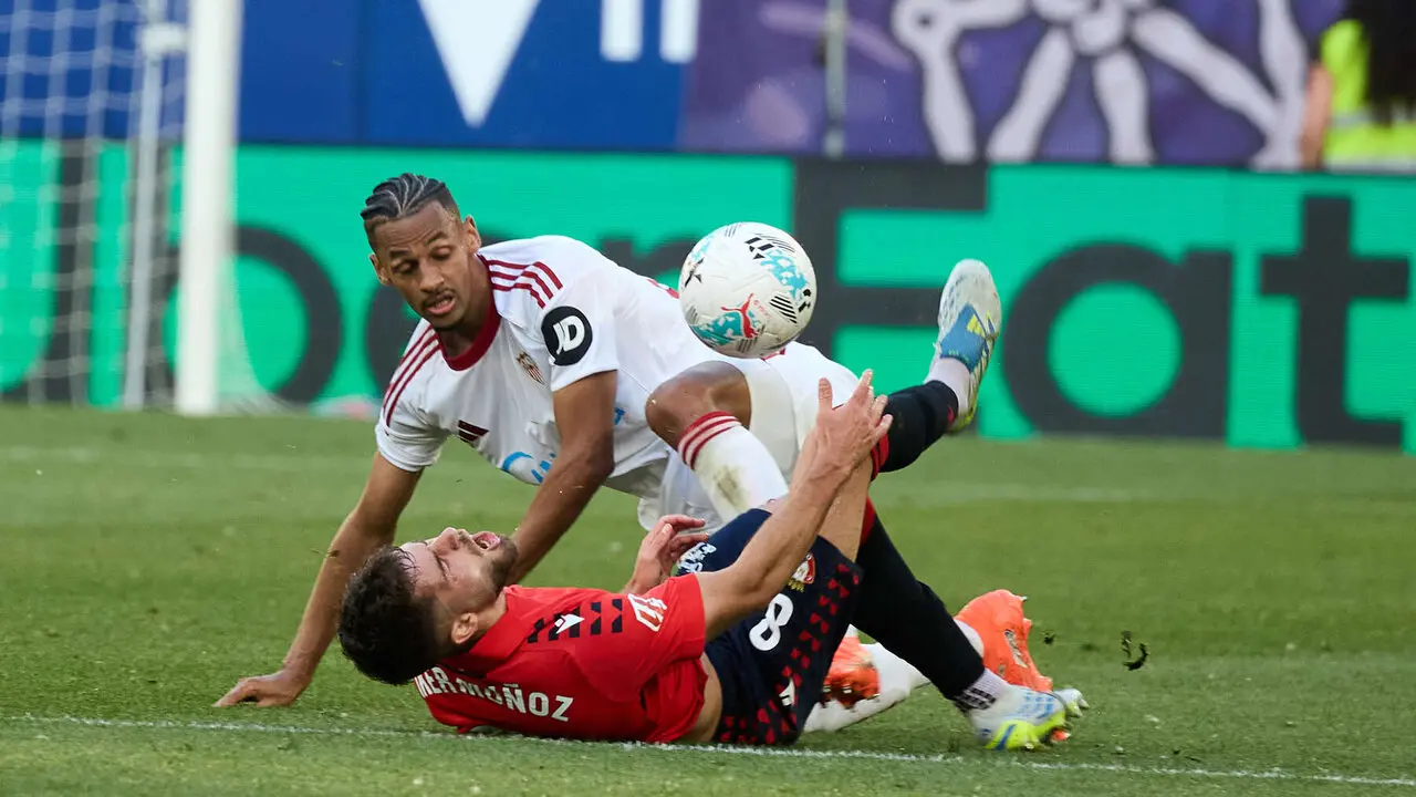 Djibril Sow (20. Sevilla FC) y Iker Mu&ntilde;oz (8. CA Osasuna) durante el partido de La Liga EA Sports entre CA Osasuna y Sevilla FC disputado en el estadio de El Sadar en Pamplona. I&Ntilde;IGO ALZUGARAY