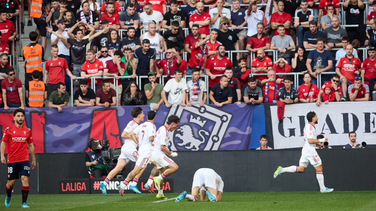Los jugadores del Sevilla FC celebran el gol de Neal Maupay (0-1) durante el partido de La Liga EA Sports entre CA Osasuna y Sevilla FC disputado en el estadio de El Sadar en Pamplona. I&Ntilde;IGO ALZUGARAY