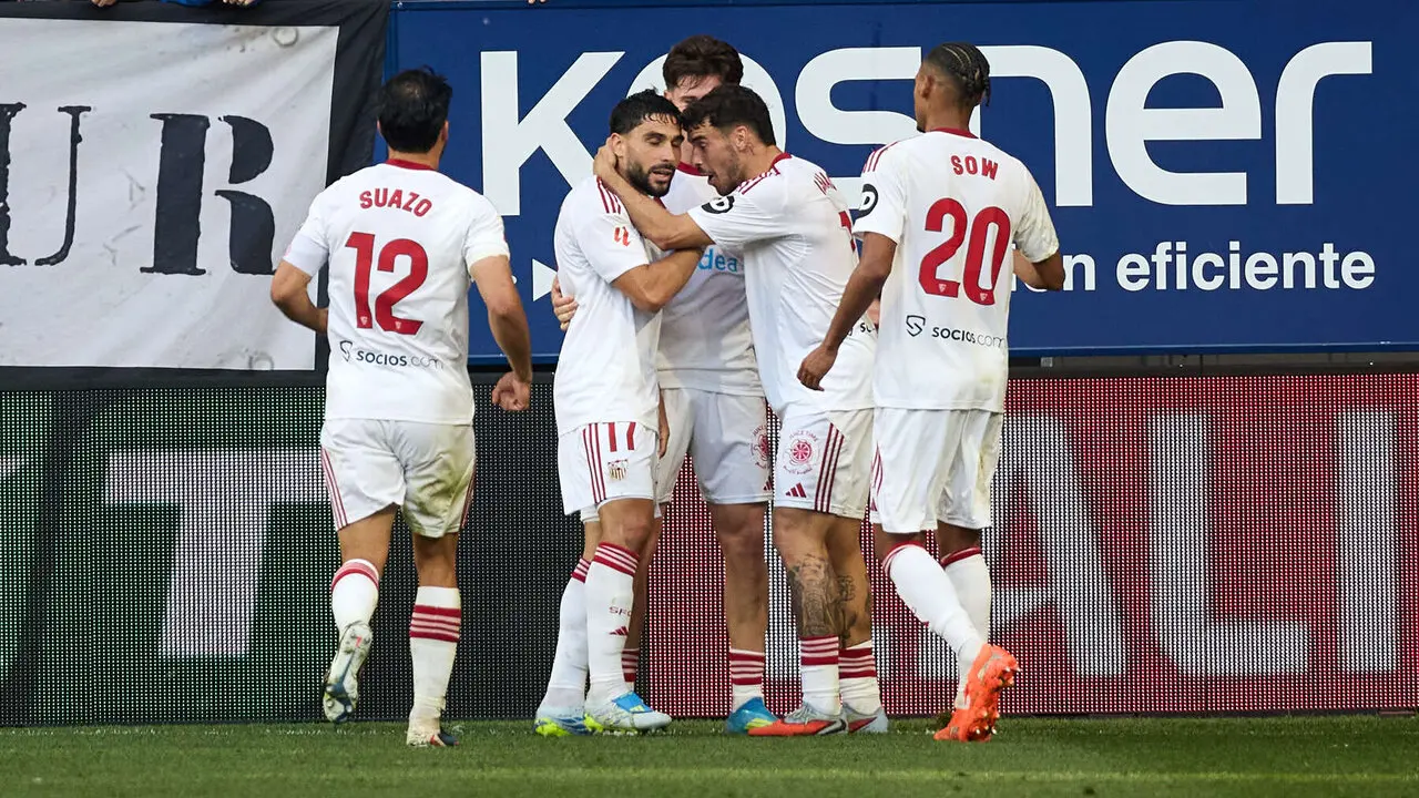 Los jugadores del Sevilla FC celebran el gol de Neal Maupay (0-1) durante el partido de La Liga EA Sports entre CA Osasuna y Sevilla FC disputado en el estadio de El Sadar en Pamplona. I&Ntilde;IGO ALZUGARAY