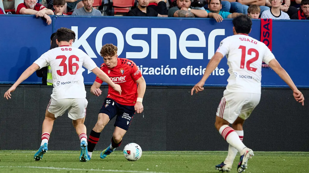 Joaqu&iacute;n Mart&iacute;nez Oso (36. Sevilla FC), V&iacute;ctor Mu&ntilde;oz (21. CA Osasuna) y Gabriel Suazo (12. Sevilla FC) durante el partido de La Liga EA Sports entre CA Osasuna y Sevilla FC disputado en el estadio de El Sadar en Pamplona. I&Ntilde;IGO ALZUGARAY