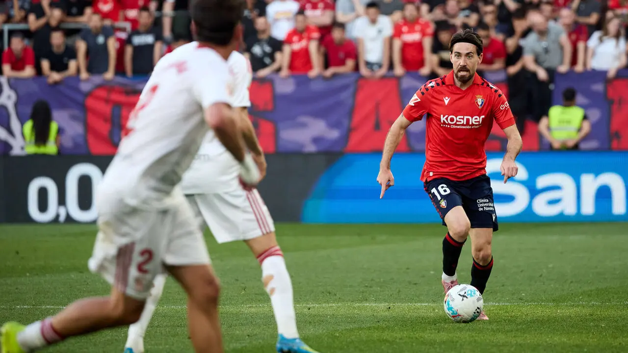 Moi G&oacute;mez (16. CA Osasuna) durante el partido de La Liga EA Sports entre CA Osasuna y Sevilla FC disputado en el estadio de El Sadar en Pamplona. I&Ntilde;IGO ALZUGARAY