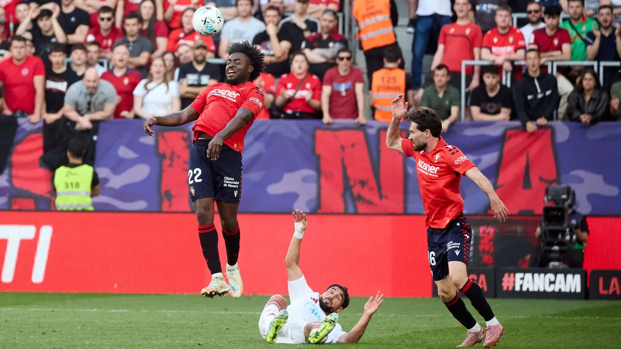 Enzo Boyomo (22. CA Osasuna), Neal Maupay (17. Sevilla FC) y Moi G&oacute;mez (16. CA Osasuna) durante el partido de La Liga EA Sports entre CA Osasuna y Sevilla FC disputado en el estadio de El Sadar en Pamplona. I&Ntilde;IGO ALZUGARAY