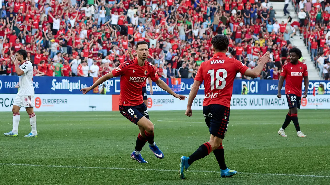 Los jugadores de Osasuna celebran el gol de Ra&uacute;l Garc&iacute;a (1-1) durante el partido de La Liga EA Sports entre CA Osasuna y Sevilla FC disputado en el estadio de El Sadar en Pamplona. I&Ntilde;IGO ALZUGARAY