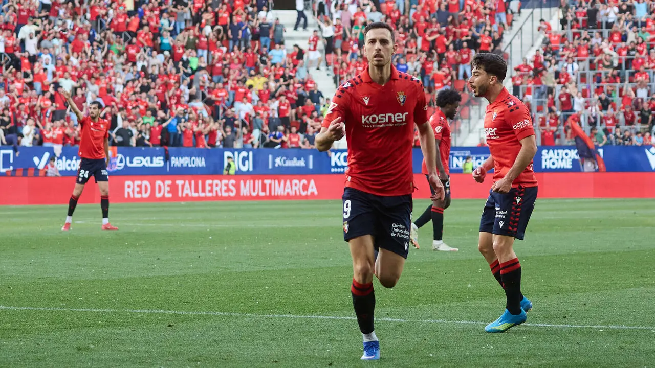 Los jugadores de Osasuna celebran el gol de Ra&uacute;l Garc&iacute;a (1-1) durante el partido de La Liga EA Sports entre CA Osasuna y Sevilla FC disputado en el estadio de El Sadar en Pamplona. I&Ntilde;IGO ALZUGARAY