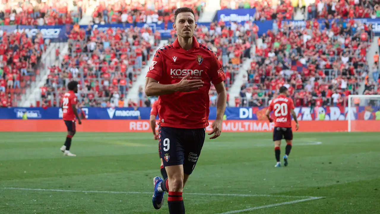 Los jugadores de Osasuna celebran el gol de Ra&uacute;l Garc&iacute;a (1-1) durante el partido de La Liga EA Sports entre CA Osasuna y Sevilla FC disputado en el estadio de El Sadar en Pamplona. I&Ntilde;IGO ALZUGARAY