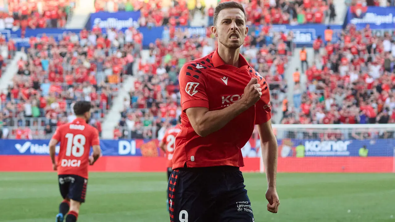Los jugadores de Osasuna celebran el gol de Ra&uacute;l Garc&iacute;a (1-1) durante el partido de La Liga EA Sports entre CA Osasuna y Sevilla FC disputado en el estadio de El Sadar en Pamplona. I&Ntilde;IGO ALZUGARAY