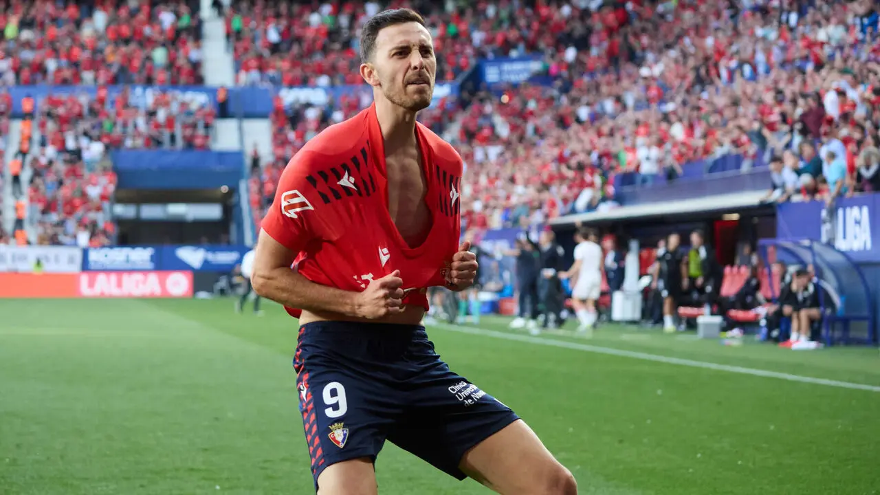 Los jugadores de Osasuna celebran el gol de Ra&uacute;l Garc&iacute;a (1-1) durante el partido de La Liga EA Sports entre CA Osasuna y Sevilla FC disputado en el estadio de El Sadar en Pamplona. I&Ntilde;IGO ALZUGARAY