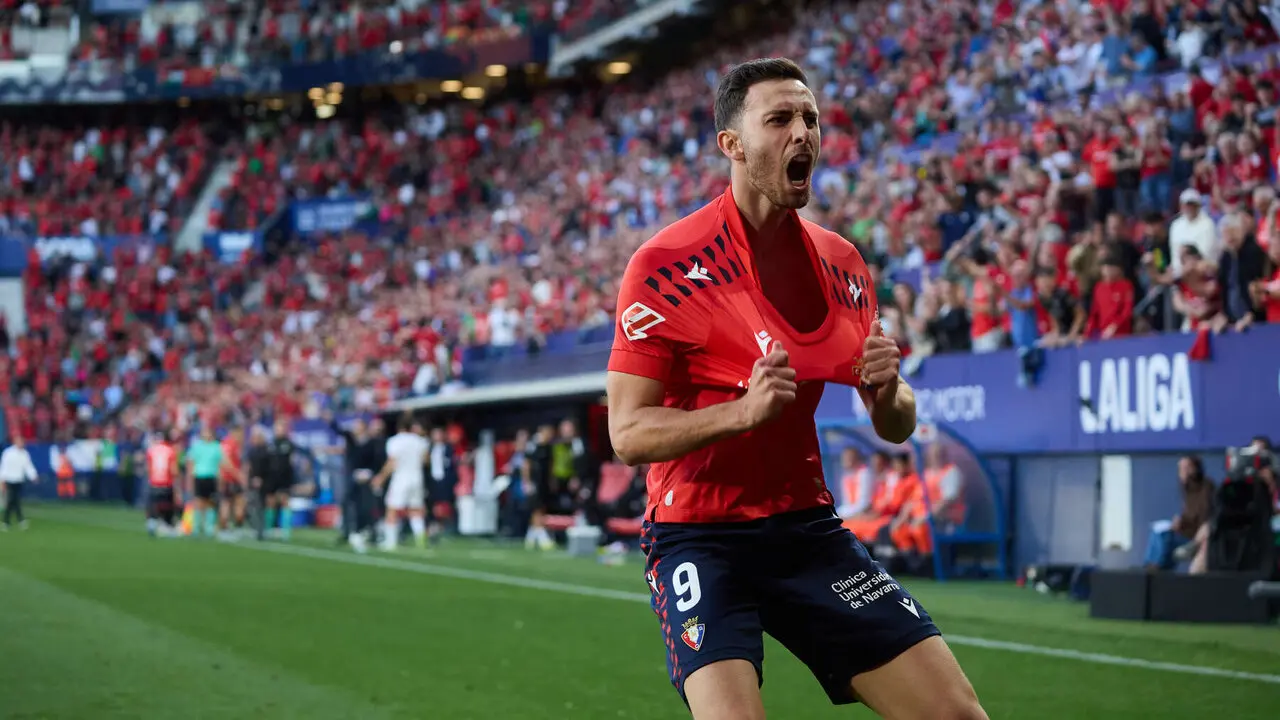 Los jugadores de Osasuna celebran el gol de Ra&uacute;l Garc&iacute;a (1-1) durante el partido de La Liga EA Sports entre CA Osasuna y Sevilla FC disputado en el estadio de El Sadar en Pamplona. I&Ntilde;IGO ALZUGARAY