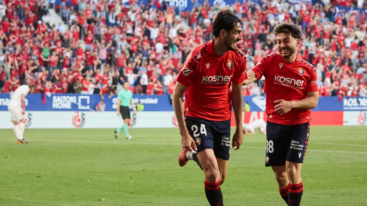Los jugadores de Osasuna celebran el gol de Alejandro Catena (2-1) durante el partido de La Liga EA Sports entre CA Osasuna y Sevilla FC disputado en el estadio de El Sadar en Pamplona. I&Ntilde;IGO ALZUGARAY
