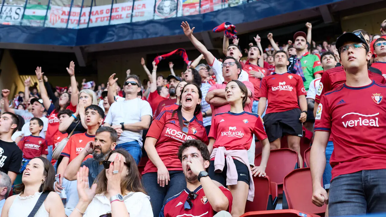 La grada del estadio de El Sadar durante el partido de La Liga EA Sports entre CA Osasuna y Sevilla FC disputado en Pamplona. I&Ntilde;IGO ALZUGARAY
