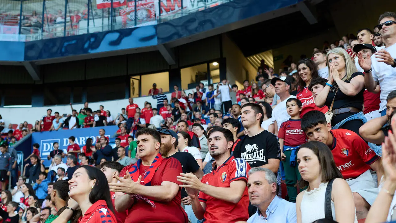 La grada del estadio de El Sadar durante el partido de La Liga EA Sports entre CA Osasuna y Sevilla FC disputado en Pamplona. I&Ntilde;IGO ALZUGARAY