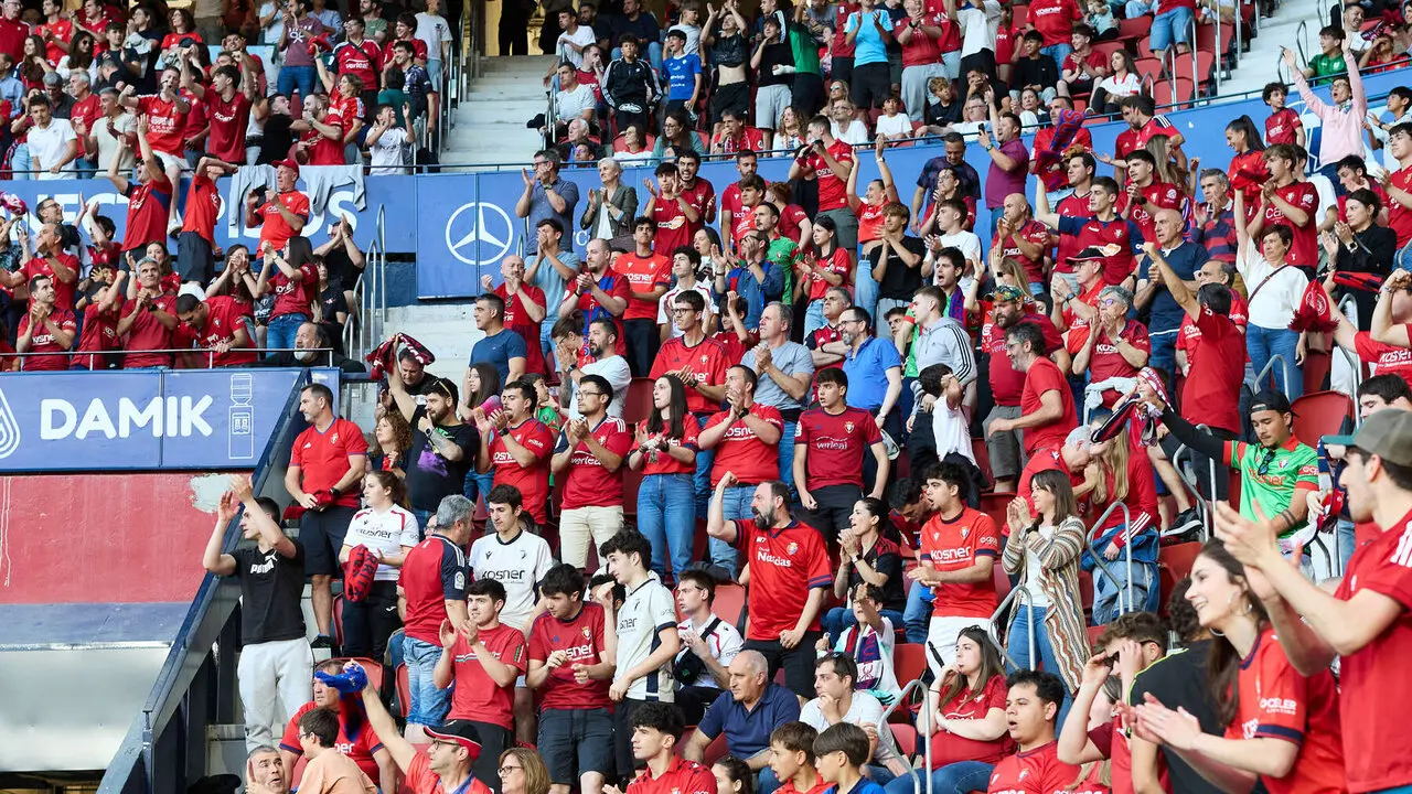La grada del estadio de El Sadar durante el partido de La Liga EA Sports entre CA Osasuna y Sevilla FC disputado en Pamplona. I&Ntilde;IGO ALZUGARAY