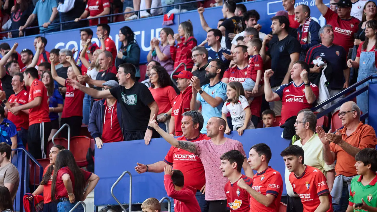 La grada del estadio de El Sadar durante el partido de La Liga EA Sports entre CA Osasuna y Sevilla FC disputado en Pamplona. I&Ntilde;IGO ALZUGARAY