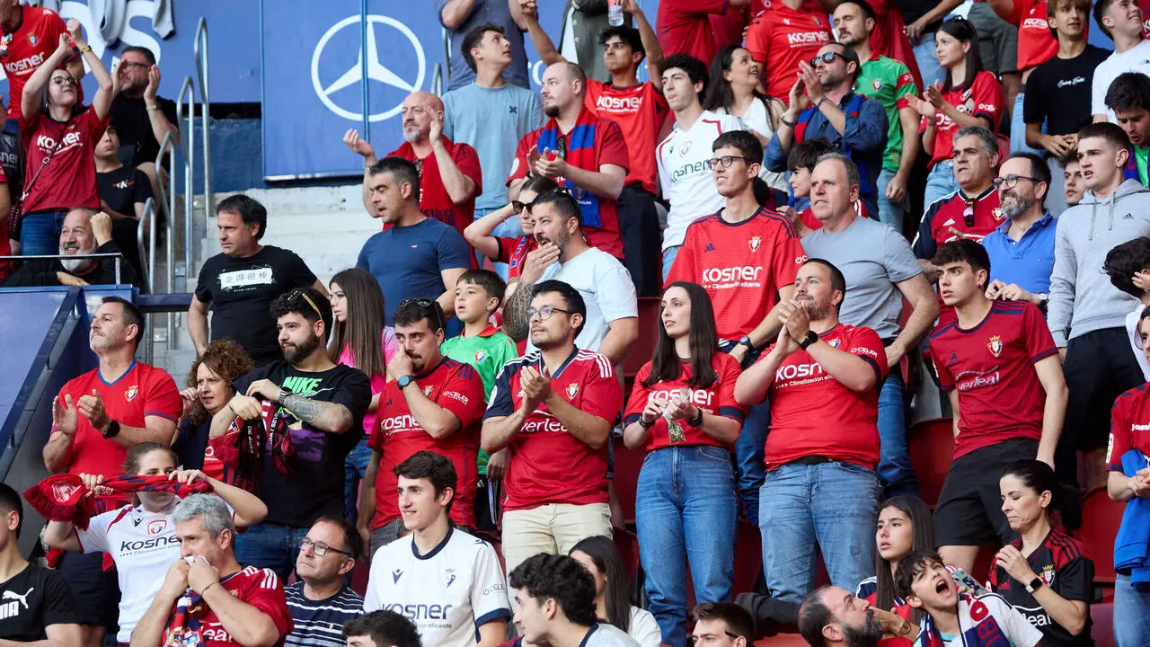 La grada del estadio de El Sadar durante el partido de La Liga EA Sports entre CA Osasuna y Sevilla FC disputado en Pamplona. I&Ntilde;IGO ALZUGARAY