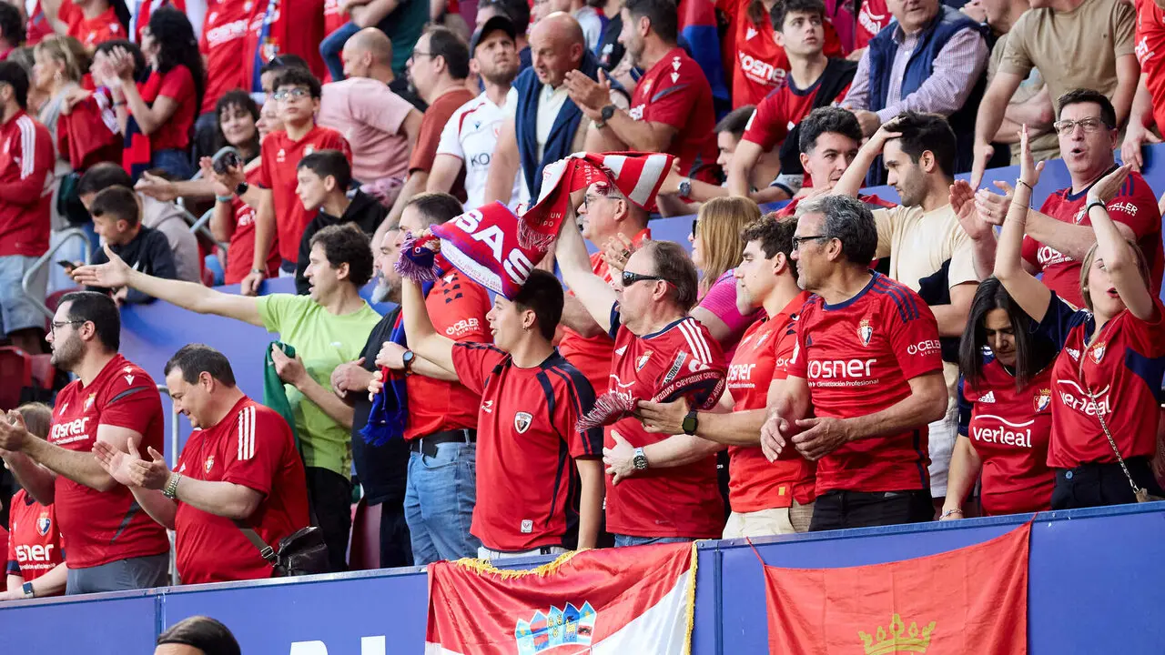 La grada del estadio de El Sadar durante el partido de La Liga EA Sports entre CA Osasuna y Sevilla FC disputado en Pamplona. I&Ntilde;IGO ALZUGARAY