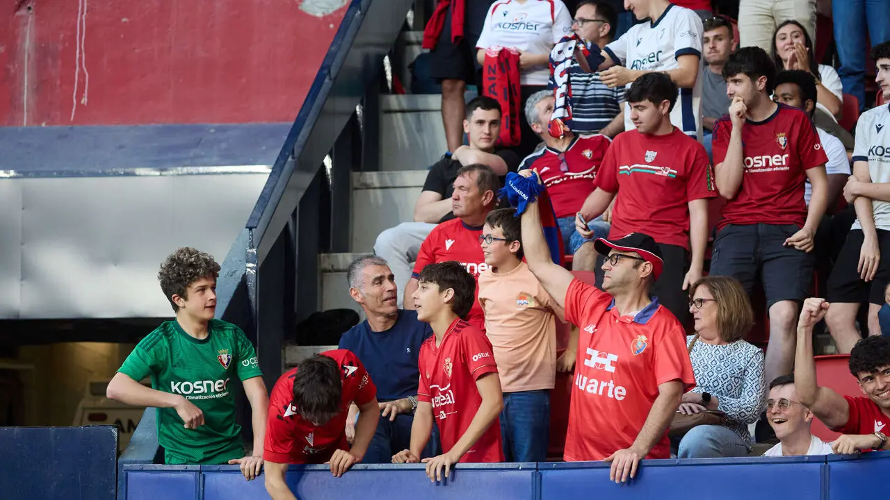 La grada del estadio de El Sadar durante el partido de La Liga EA Sports entre CA Osasuna y Sevilla FC disputado en Pamplona. I&Ntilde;IGO ALZUGARAY
