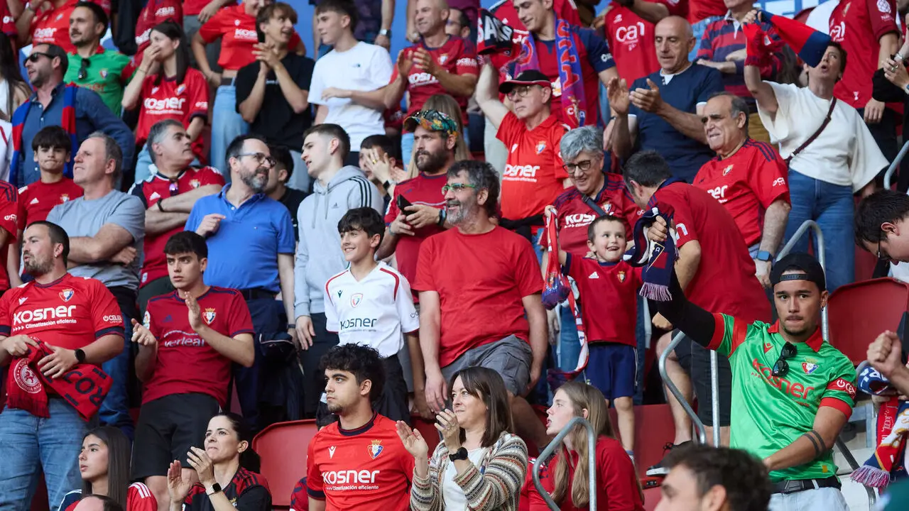 La grada del estadio de El Sadar durante el partido de La Liga EA Sports entre CA Osasuna y Sevilla FC disputado en Pamplona. I&Ntilde;IGO ALZUGARAY