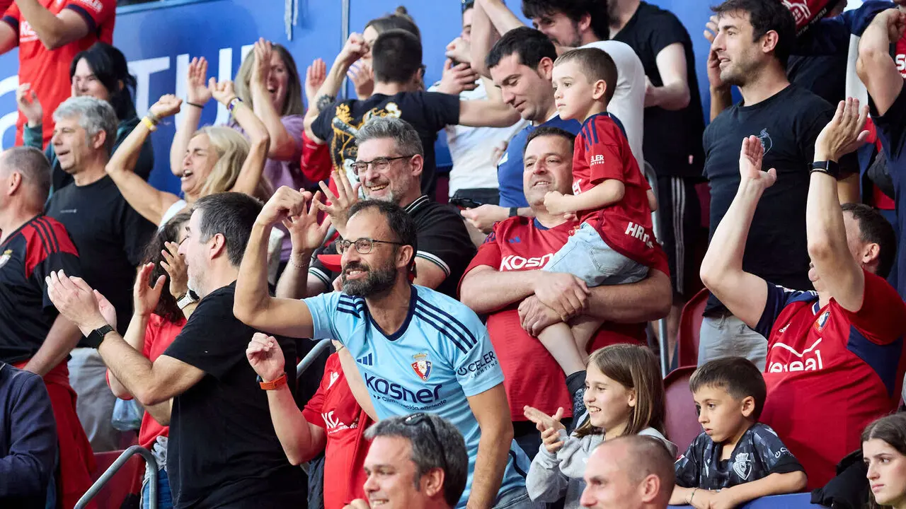 La grada del estadio de El Sadar durante el partido de La Liga EA Sports entre CA Osasuna y Sevilla FC disputado en Pamplona. I&Ntilde;IGO ALZUGARAY