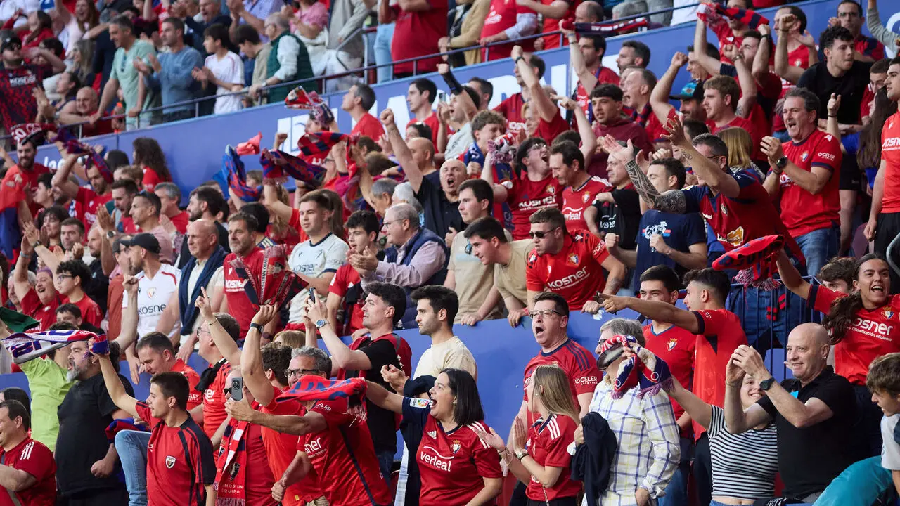 La grada del estadio de El Sadar durante el partido de La Liga EA Sports entre CA Osasuna y Sevilla FC disputado en Pamplona. I&Ntilde;IGO ALZUGARAY