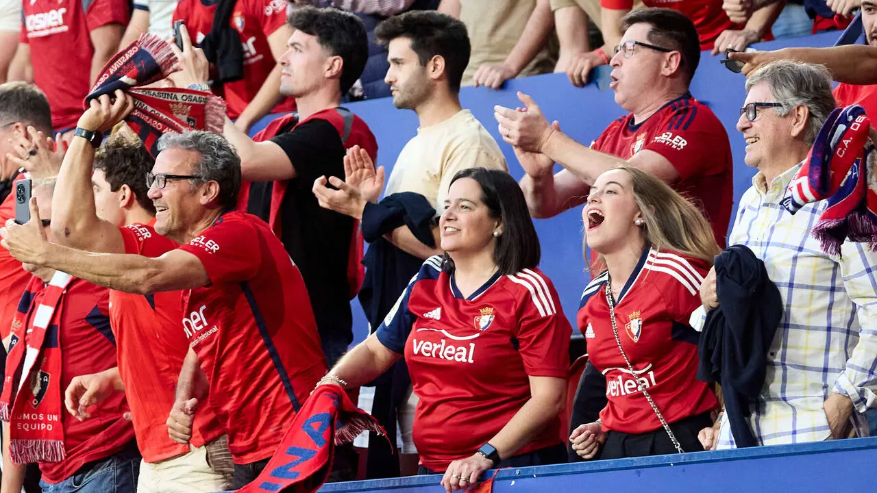 La grada del estadio de El Sadar durante el partido de La Liga EA Sports entre CA Osasuna y Sevilla FC disputado en Pamplona. I&Ntilde;IGO ALZUGARAY