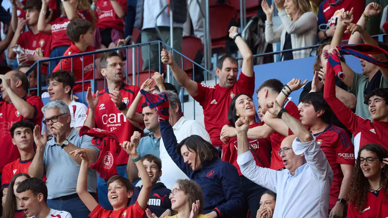 La grada del estadio de El Sadar durante el partido de La Liga EA Sports entre CA Osasuna y Sevilla FC disputado en Pamplona. I&Ntilde;IGO ALZUGARAY