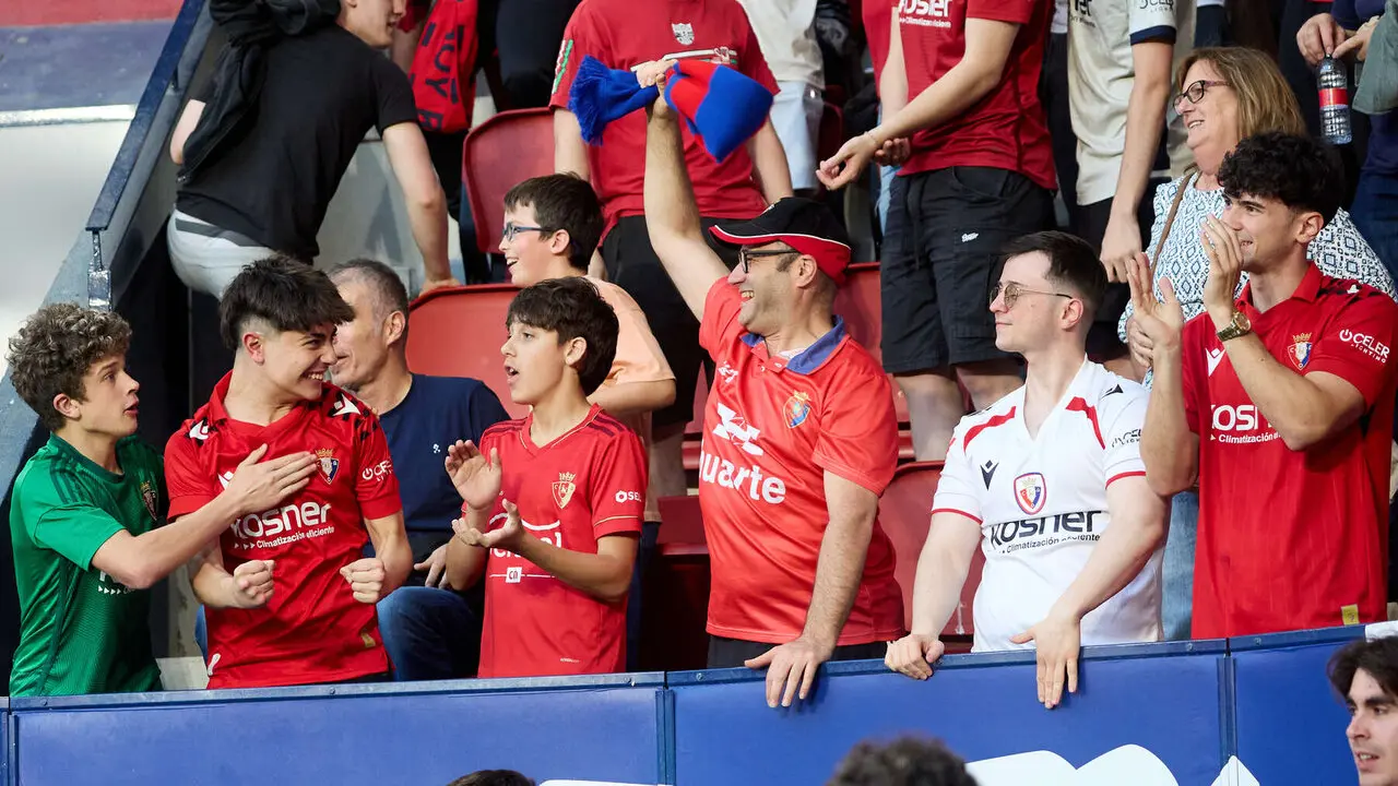 La grada del estadio de El Sadar durante el partido de La Liga EA Sports entre CA Osasuna y Sevilla FC disputado en Pamplona. I&Ntilde;IGO ALZUGARAY