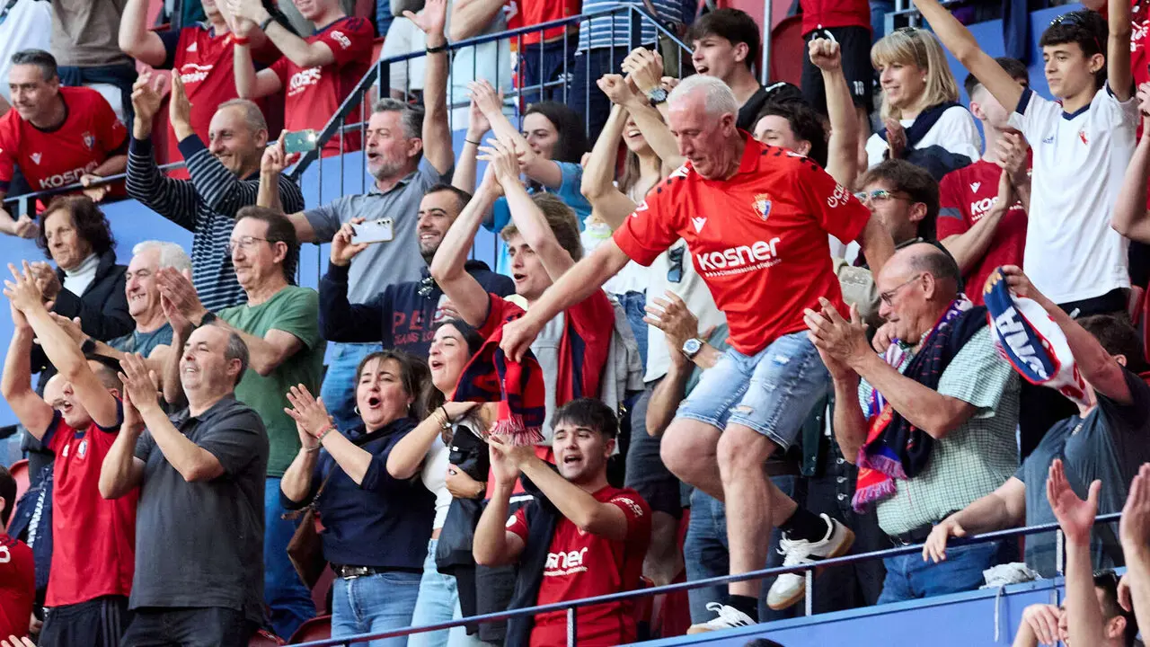 La grada del estadio de El Sadar durante el partido de La Liga EA Sports entre CA Osasuna y Sevilla FC disputado en Pamplona. I&Ntilde;IGO ALZUGARAY