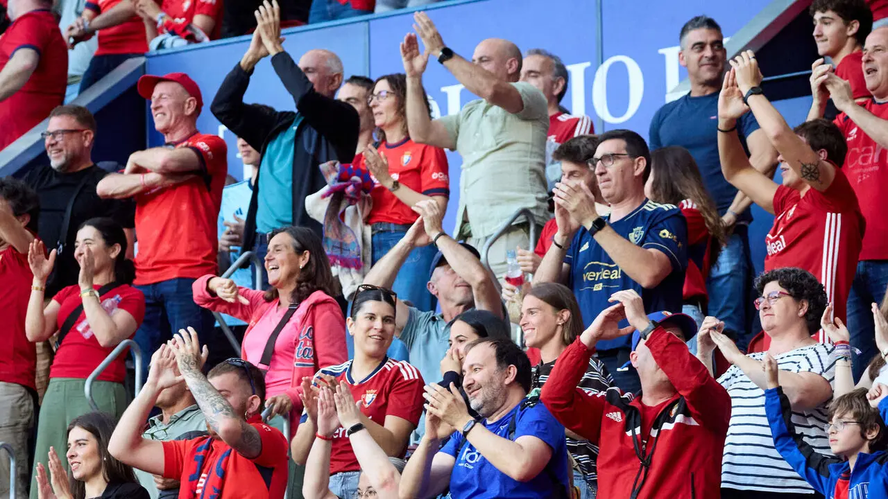 La grada del estadio de El Sadar durante el partido de La Liga EA Sports entre CA Osasuna y Sevilla FC disputado en Pamplona. I&Ntilde;IGO ALZUGARAY