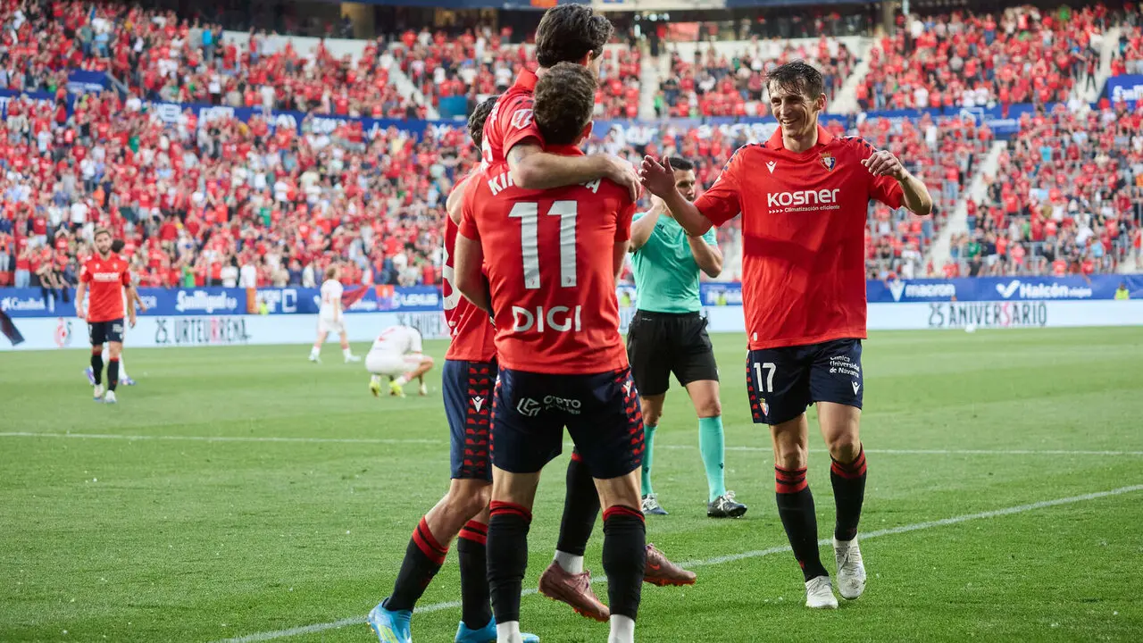 Los jugadores de Osasuna celebran el gol de Alejandro Catena (2-1) durante el partido de La Liga EA Sports entre CA Osasuna y Sevilla FC disputado en el estadio de El Sadar en Pamplona. I&Ntilde;IGO ALZUGARAY