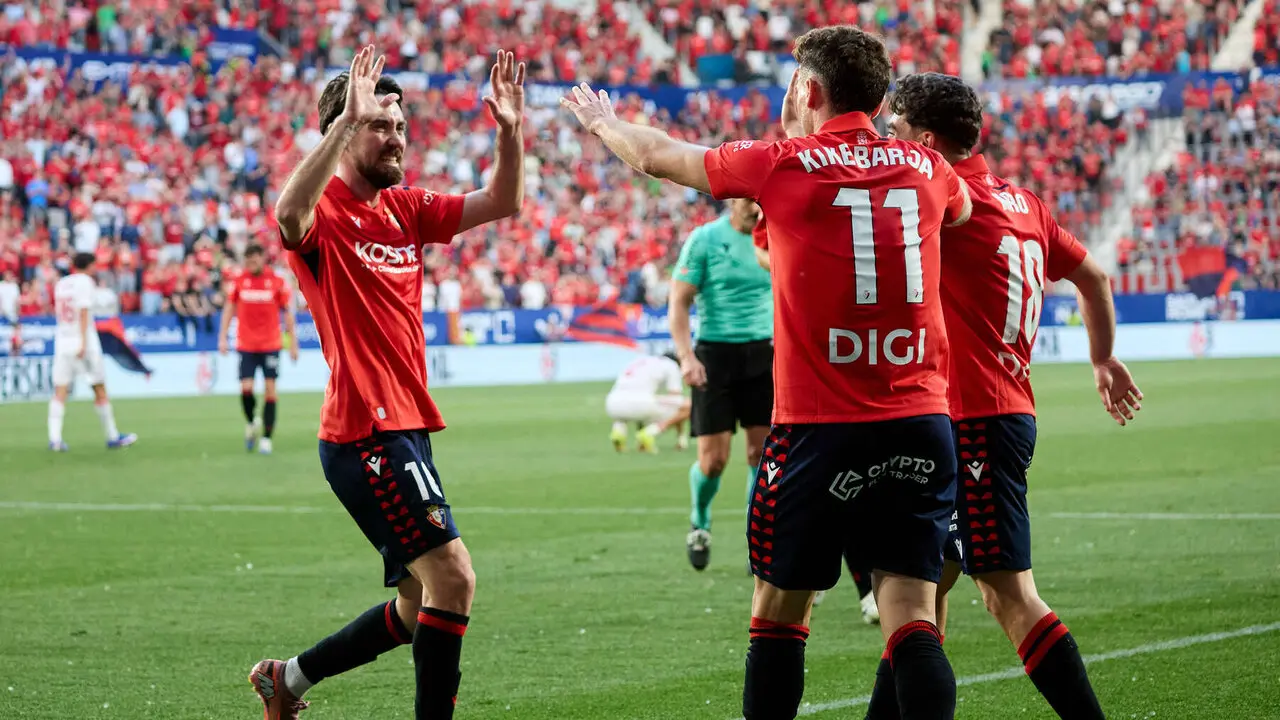 Los jugadores de Osasuna celebran el gol de Alejandro Catena (2-1) durante el partido de La Liga EA Sports entre CA Osasuna y Sevilla FC disputado en el estadio de El Sadar en Pamplona. I&Ntilde;IGO ALZUGARAY