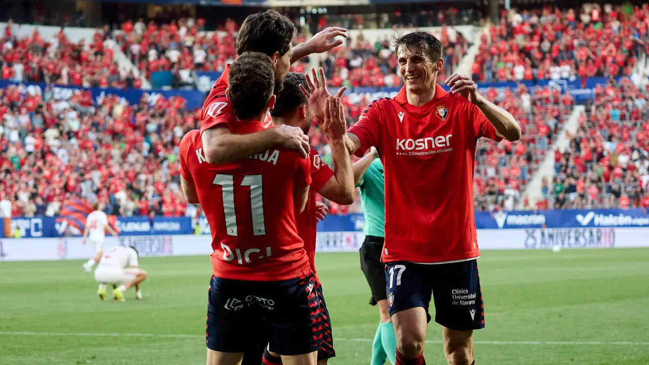 Los jugadores de Osasuna celebran el gol de Alejandro Catena (2-1) durante el partido de La Liga EA Sports entre CA Osasuna y Sevilla FC disputado en el estadio de El Sadar en Pamplona. I&Ntilde;IGO ALZUGARAY