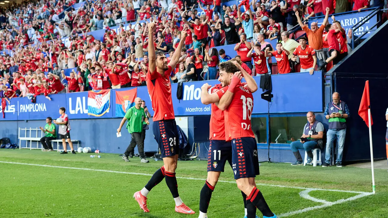Los jugadores de Osasuna celebran el gol de Alejandro Catena (2-1) durante el partido de La Liga EA Sports entre CA Osasuna y Sevilla FC disputado en el estadio de El Sadar en Pamplona. I&Ntilde;IGO ALZUGARAY