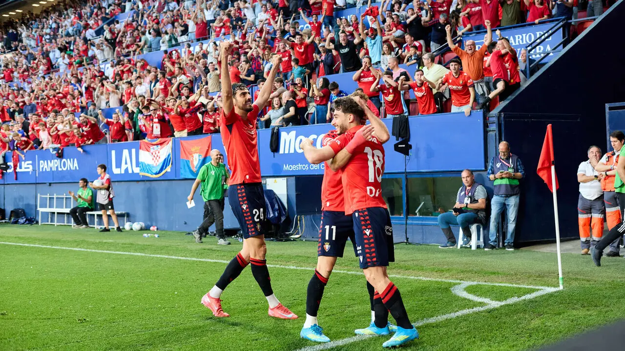 Los jugadores de Osasuna celebran el gol de Alejandro Catena (2-1) durante el partido de La Liga EA Sports entre CA Osasuna y Sevilla FC disputado en el estadio de El Sadar en Pamplona. I&Ntilde;IGO ALZUGARAY