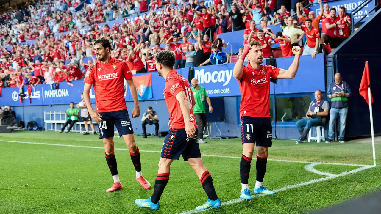 Los jugadores de Osasuna celebran el gol de Alejandro Catena (2-1) durante el partido de La Liga EA Sports entre CA Osasuna y Sevilla FC disputado en el estadio de El Sadar en Pamplona. I&Ntilde;IGO ALZUGARAY