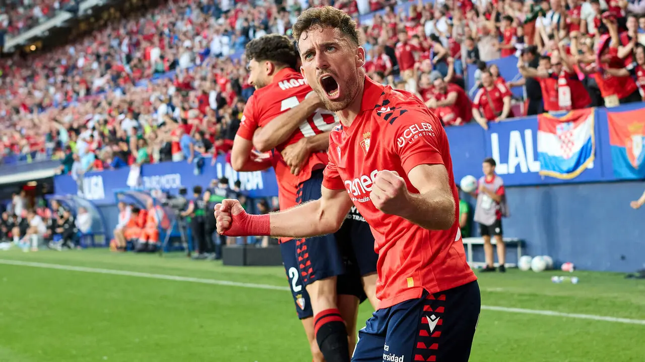 Los jugadores de Osasuna celebran el gol de Alejandro Catena (2-1) durante el partido de La Liga EA Sports entre CA Osasuna y Sevilla FC disputado en el estadio de El Sadar en Pamplona. I&Ntilde;IGO ALZUGARAY