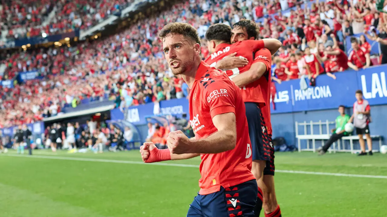 Los jugadores de Osasuna celebran el gol de Alejandro Catena (2-1) durante el partido de La Liga EA Sports entre CA Osasuna y Sevilla FC disputado en el estadio de El Sadar en Pamplona. I&Ntilde;IGO ALZUGARAY