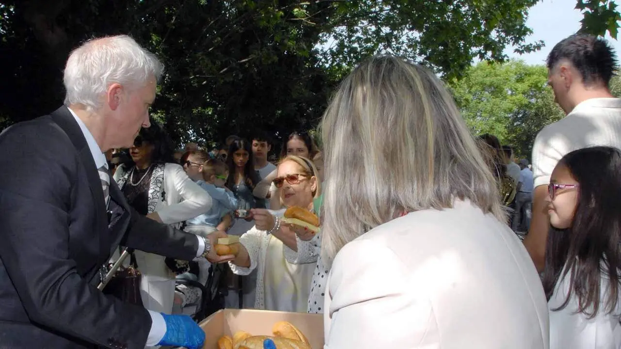 Caparroso celebra San Marcos con romer&iacute;a, reparto de 3.500 raciones de pan y queso y el popular Sotifest en El Sotillo. AMAYA LUQUI