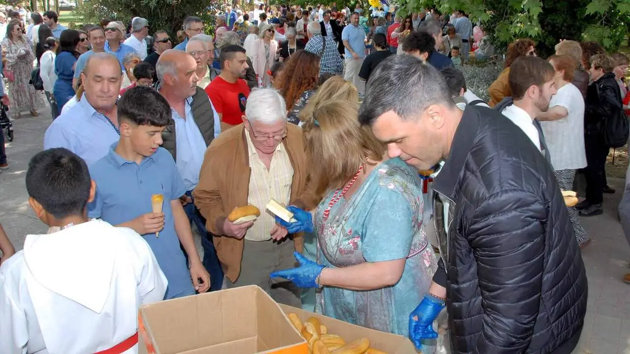 Caparroso celebra San Marcos con romer&iacute;a, reparto de 3.500 raciones de pan y queso y el popular Sotifest en El Sotillo. AMAYA LUQUI