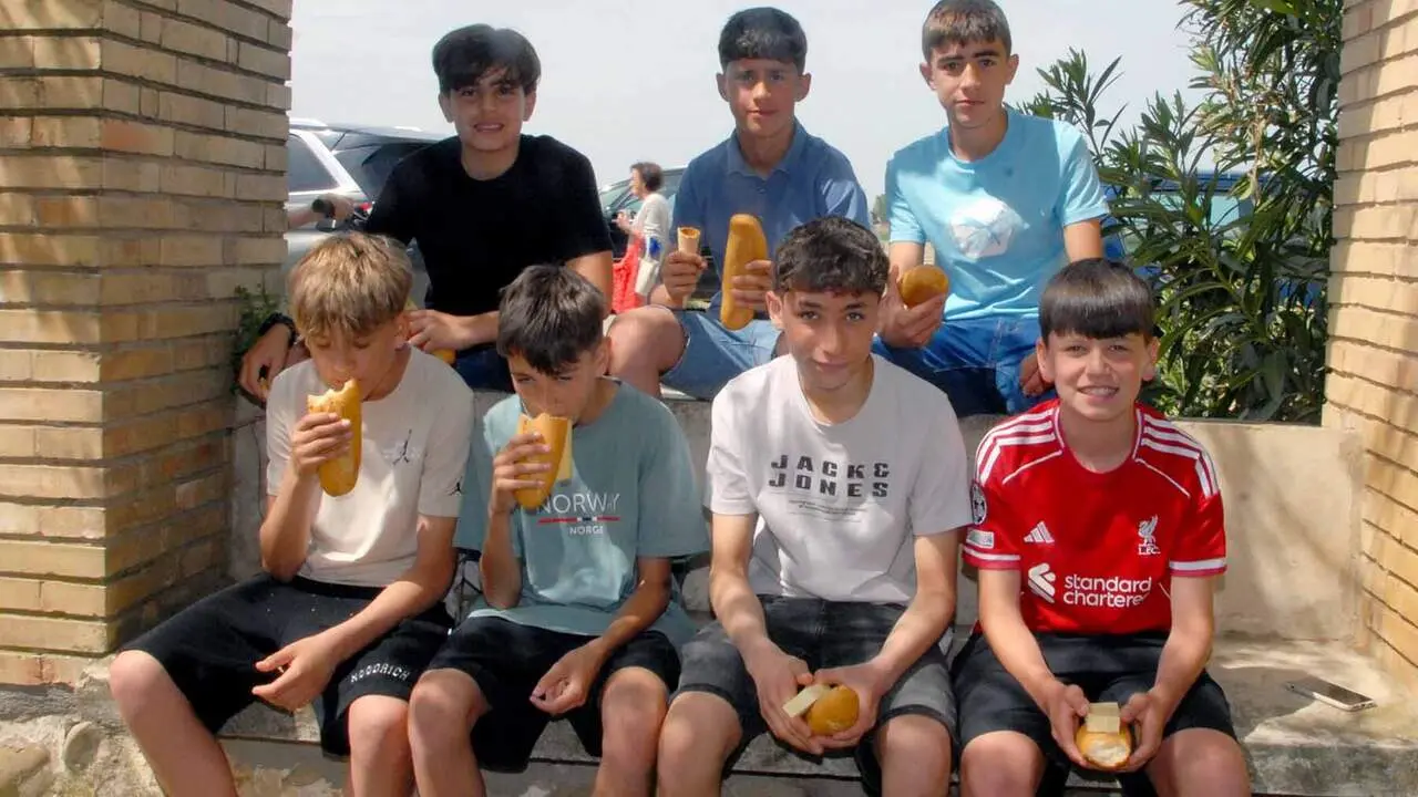 Caparroso celebra San Marcos con romer&iacute;a, reparto de 3.500 raciones de pan y queso y el popular Sotifest en El Sotillo. AMAYA LUQUI