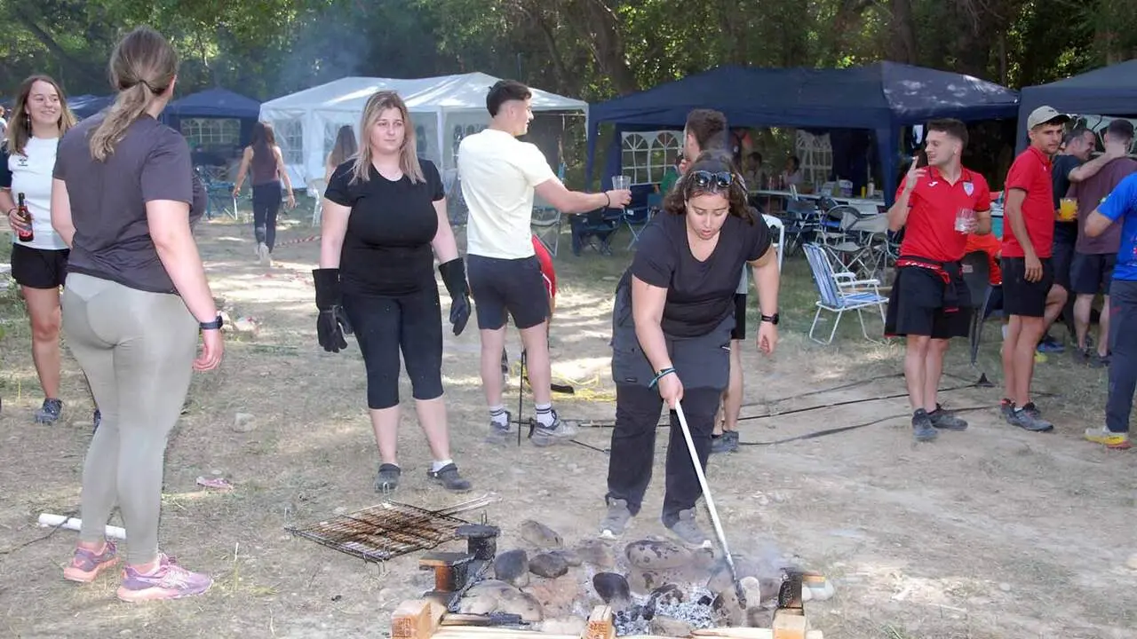 Caparroso celebra San Marcos con romer&iacute;a, reparto de 3.500 raciones de pan y queso y el popular Sotifest en El Sotillo. AMAYA LUQUI