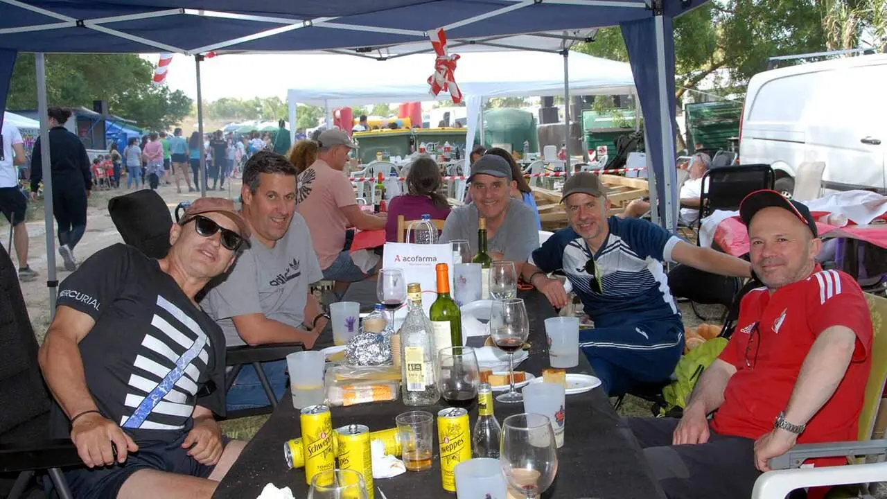 Caparroso celebra San Marcos con romer&iacute;a, reparto de 3.500 raciones de pan y queso y el popular Sotifest en El Sotillo. AMAYA LUQUI